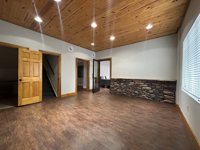 More Photos Of 188 Cal Batsel Rd, Bowling Green Office For Sale