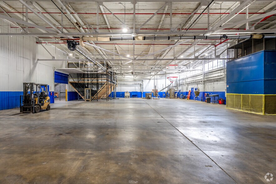 More Photos Of 225 Hubbard Rd, Youngstown Warehouse For Lease