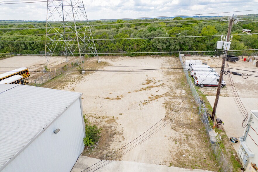More Photos Of 13403 Western Oak Dr, Helotes Warehouse For Lease