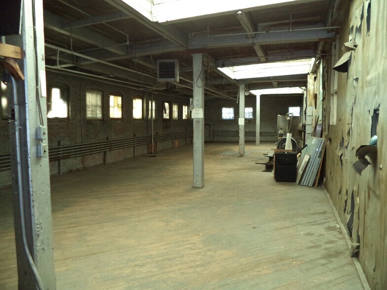 More Photos Of 121 Valley St, Manchester Showroom For Sale