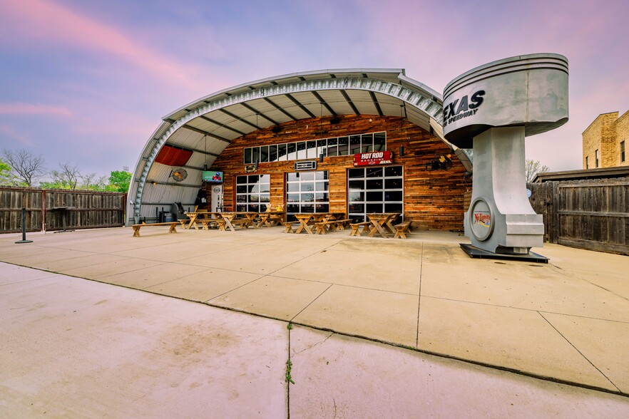 More Photos Of 309 S Oak St, Roanoke Restaurant For Lease