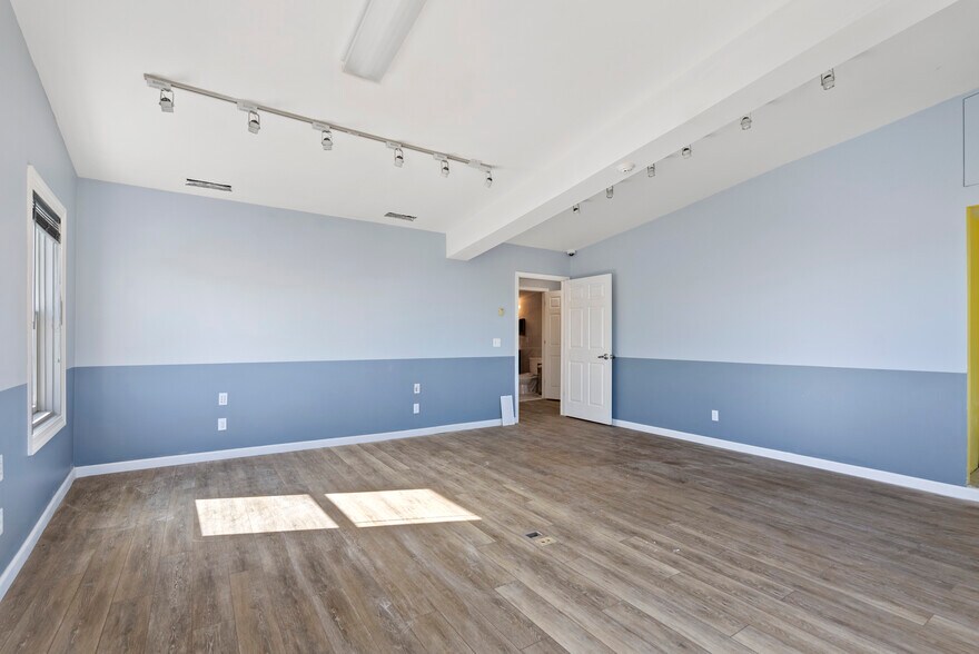 More Photos Of 170-172 Spring St, Newton Office For Sale