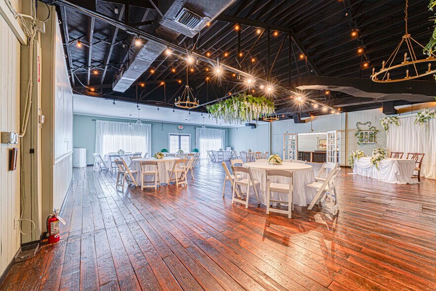 More Photos Of 4404 Edgewater Dr, Orlando Storefront Retail Residential For Sale