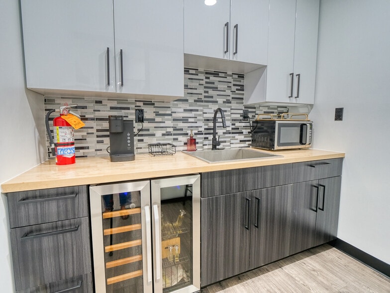 More Photos Of 10850 Pearl Rd, Strongsville Office For Sale