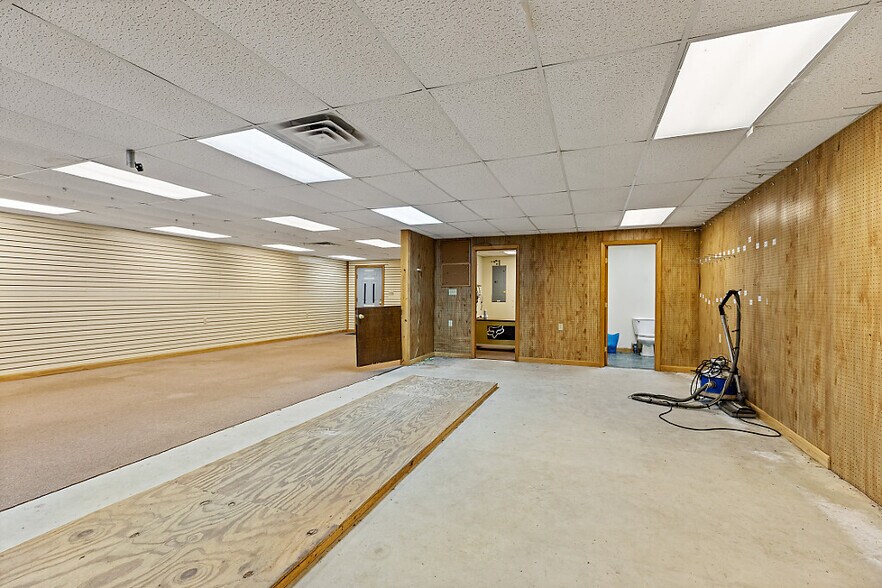 More Photos Of 53 Neck Rd, Benton General Retail For Sale