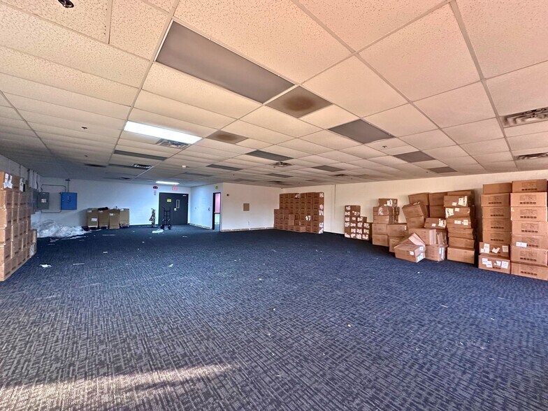 More Photos Of 15203 S Commerce Dr, Dearborn Manufacturing For Lease