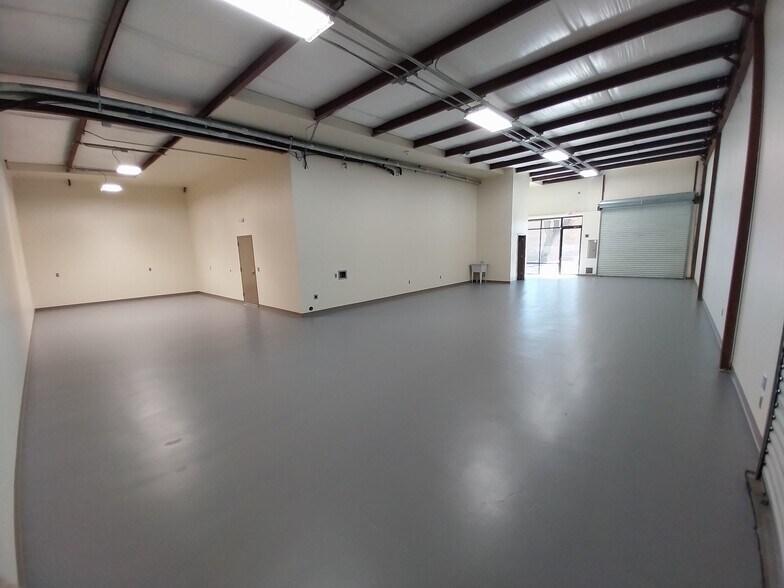 More Photos Of 300 E New Hope Rd, Cedar Park Light Manufacturing For Lease