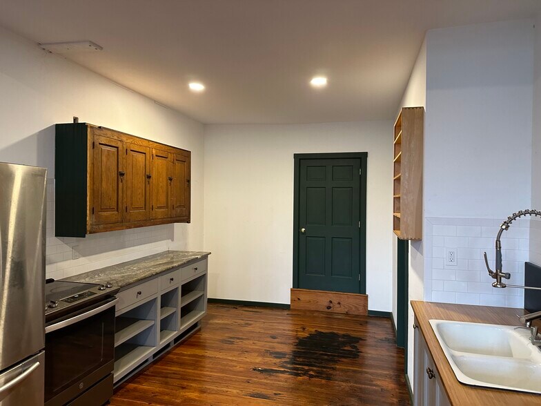 More Photos Of 55 N Cedar St, Lititz Showroom For Lease