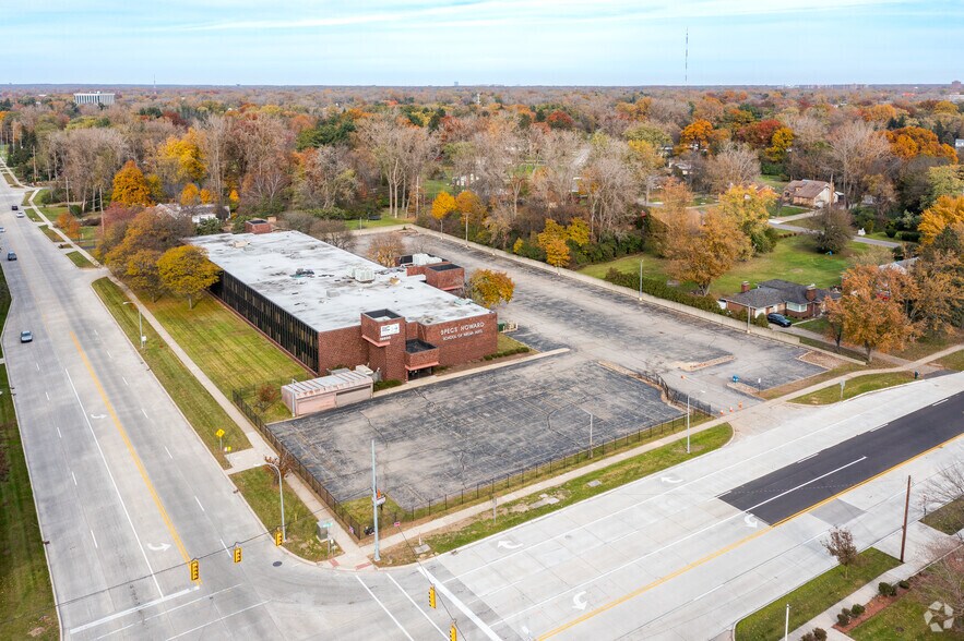 More Photos Of 19900 W 9 Mile Rd, Southfield Office For Sale