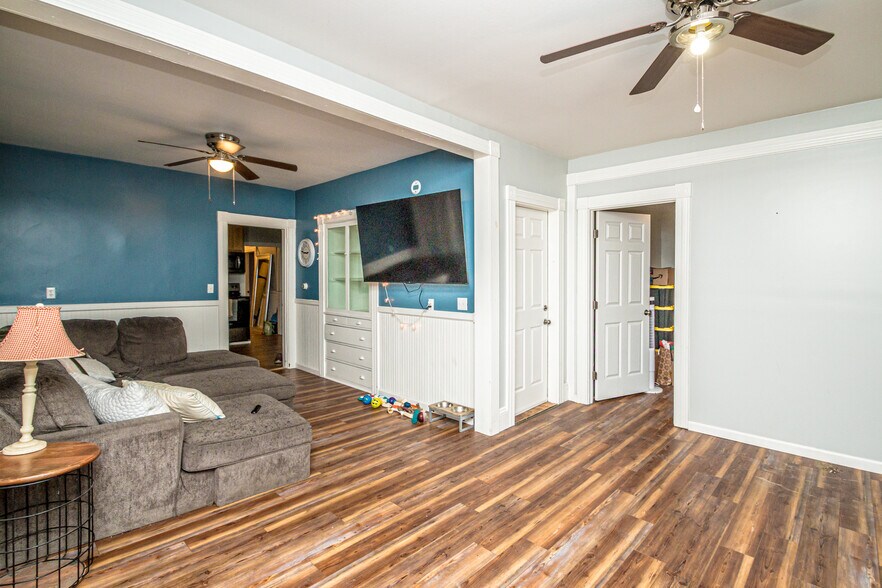 More Photos Of 12 Middle St, Lancaster Flex For Sale