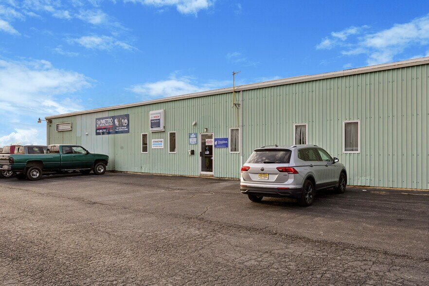 More Photos Of 6500 Chapmans Rd, Allentown Warehouse For Lease