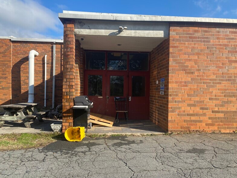 More Photos Of 158 Holly St, Jasper Distribution For Lease