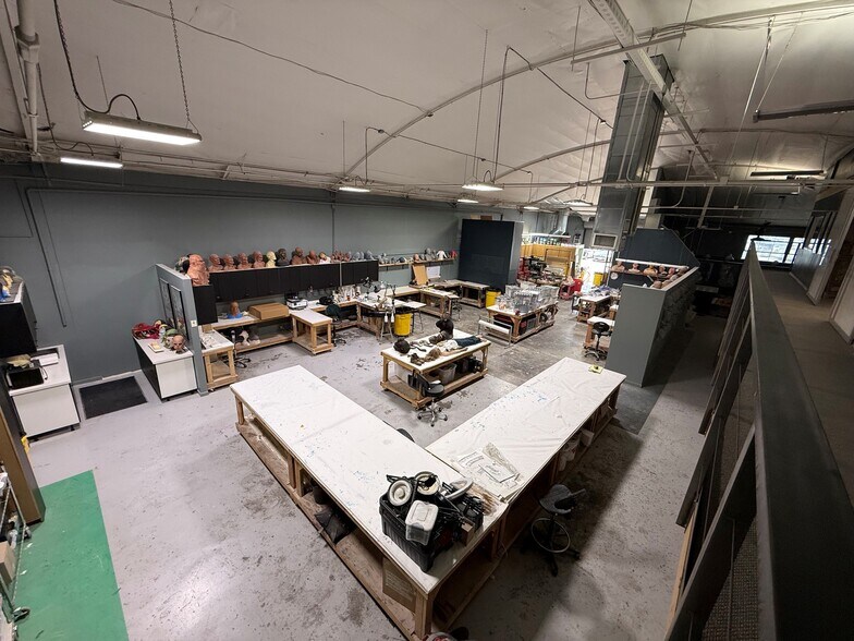 More Photos Of 2909-29121 Thornton Ave, Burbank Manufacturing For Lease