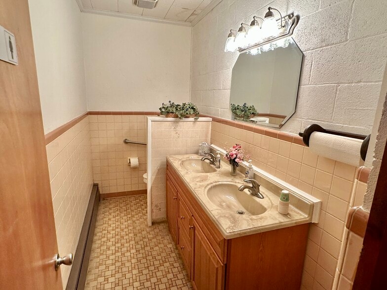 More Photos Of 206 Church St, Vienna Religious Facility For Sale