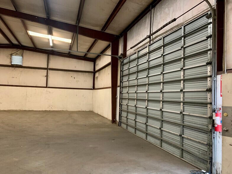 More Photos Of 2703 Chalk Hill Rd, Dallas Warehouse For Sale
