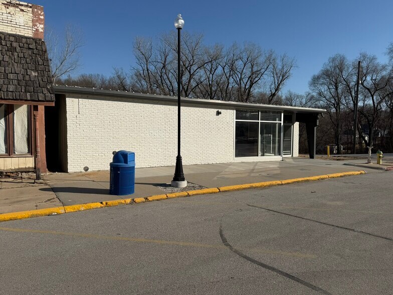 More Photos Of 623 5th St, Peru General Retail For Sale
