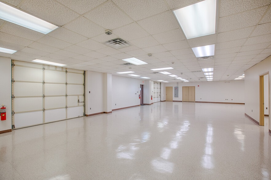 More Photos Of 273-275 Midway Ln, Oak Ridge Warehouse For Lease