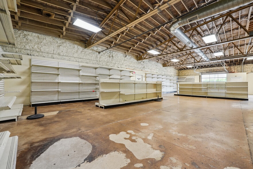 More Photos Of 1186 Clark St, Covington Freestanding For Lease