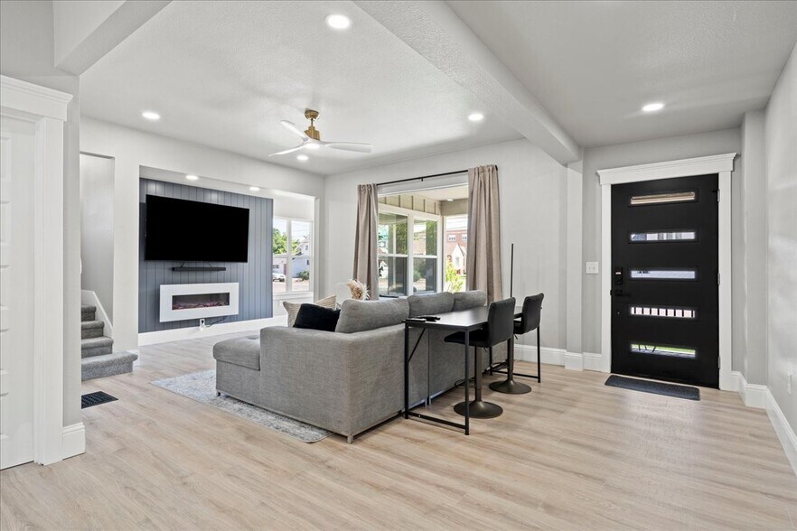 More Photos Of 2722 Central Ave, Cheyenne Light Distribution For Sale