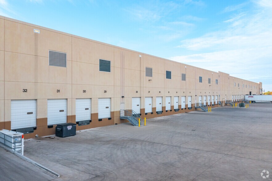 More Photos Of 3901 Corporate Dr, Lancaster Distribution For Lease