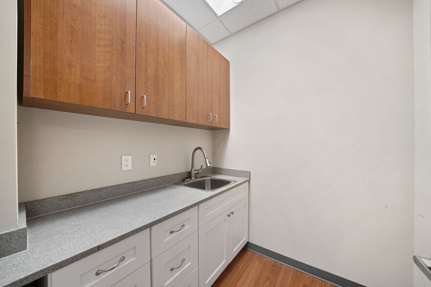 More Photos Of 1208 Highway 6, Sugar Land Medical For Lease