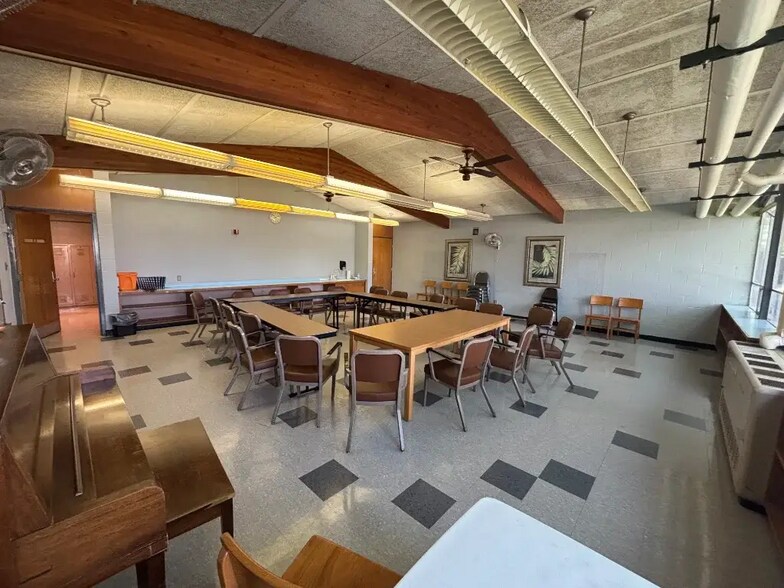 More Photos Of 18606 Stephens Rd, Eastpointe Religious Facility For Lease