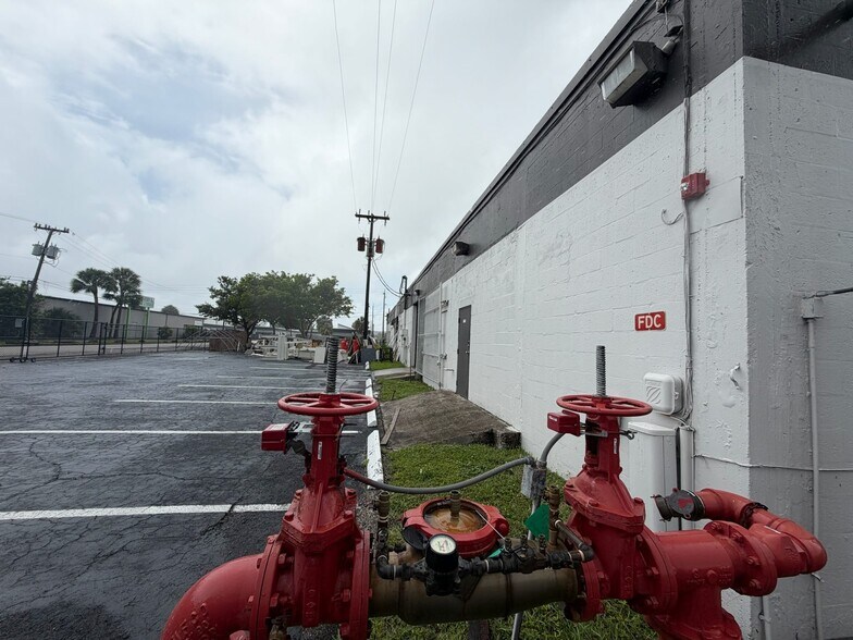 More Photos Of 1815 10th Ave N, Lake Worth Beach Warehouse For Lease