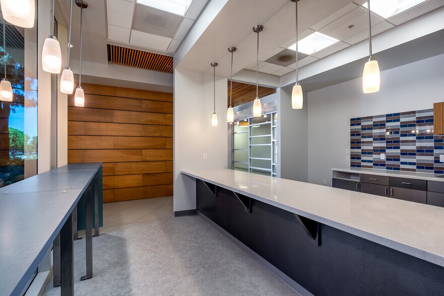 More Photos Of 2105 Rutherford Rd, Carlsbad Research And Development For Lease