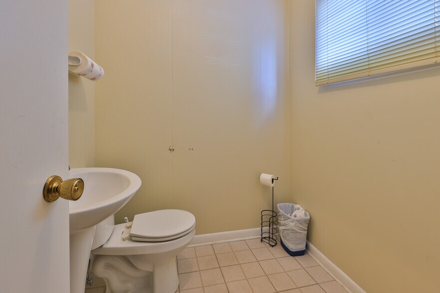 More Photos Of 308 N Lindell St, Martin Office For Sale