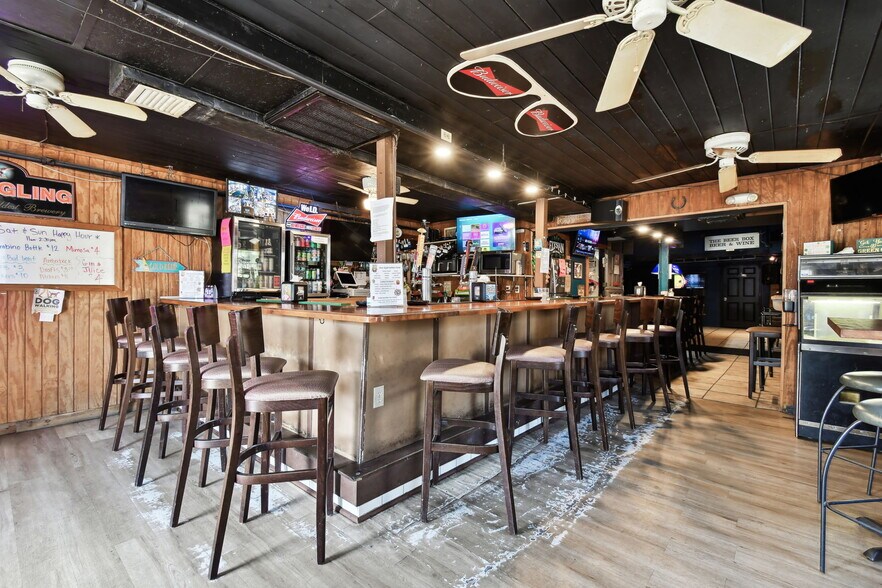 More Photos Of 3007 6th St S, Saint Petersburg Bar For Sale