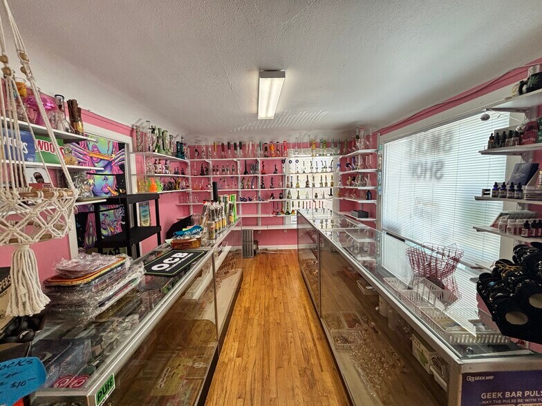 More Photos Of 4131 River Rd N, Salem Freestanding For Lease