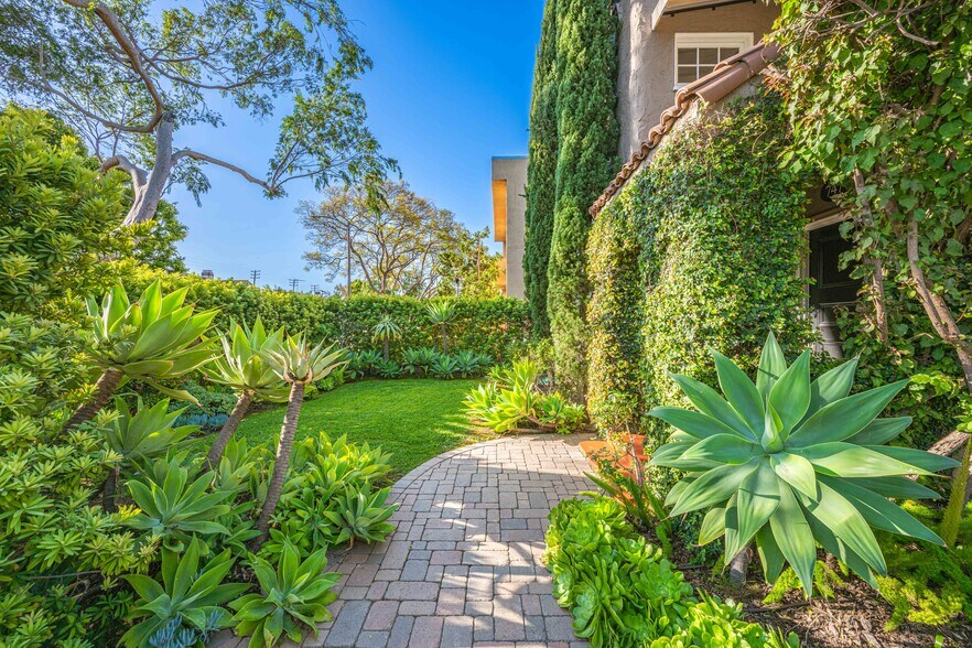 More Photos Of 745 N Hayworth Ave, Los Angeles Apartments For Sale