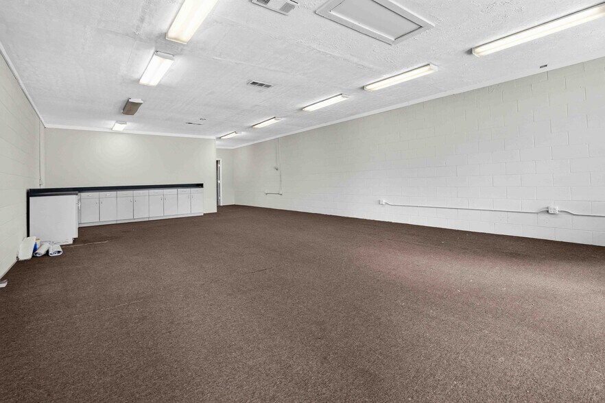 More Photos Of 633 NE Lawrence St, Marietta Office For Sale