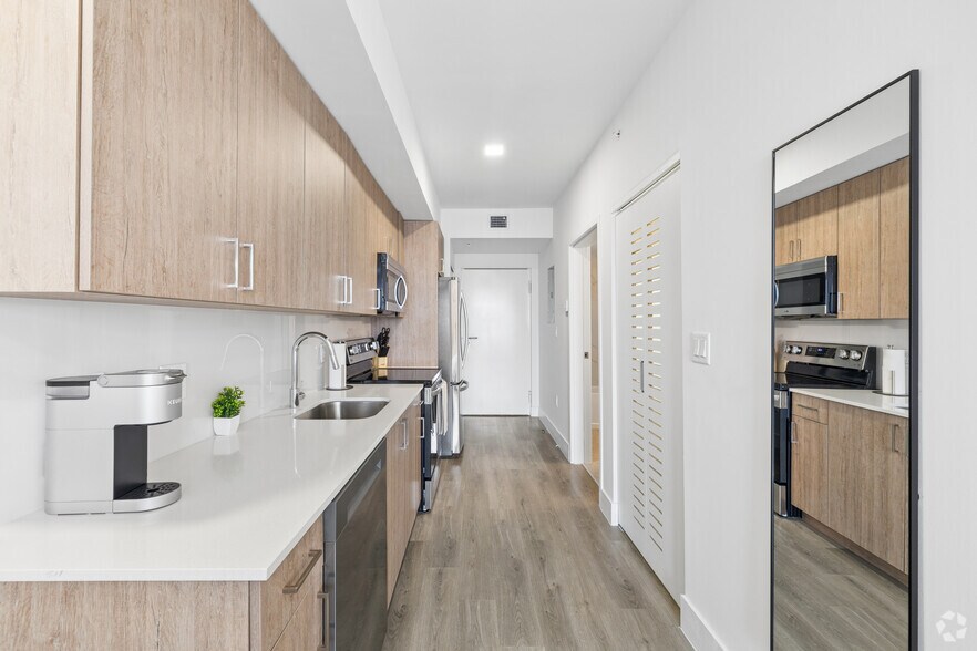 More Photos Of 1025 E 25th St, Hialeah Coworking Space