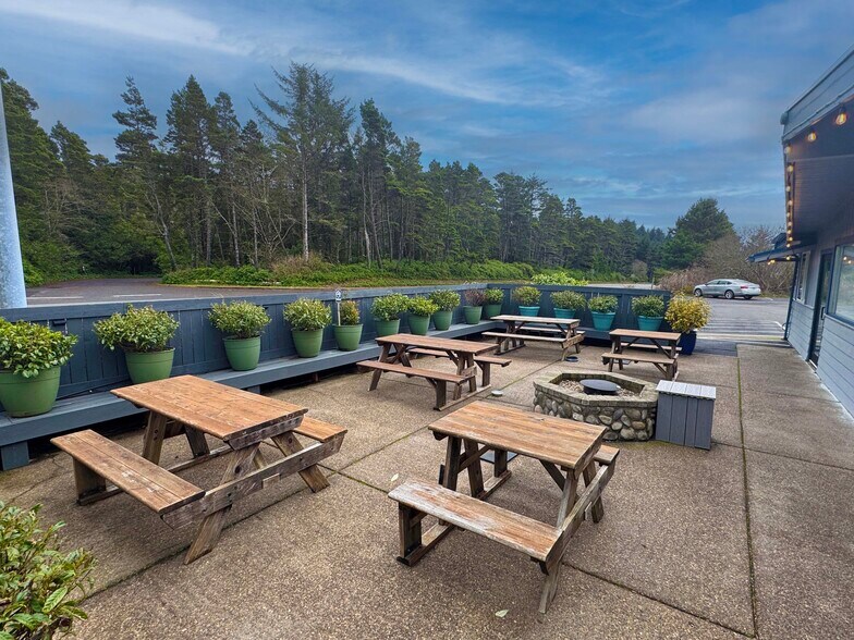 More Photos Of 3245 N Highway 101, Depoe Bay Restaurant For Sale
