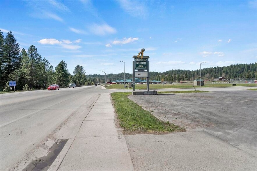More Photos Of 924 W Highway 2, Newport Hotel For Sale