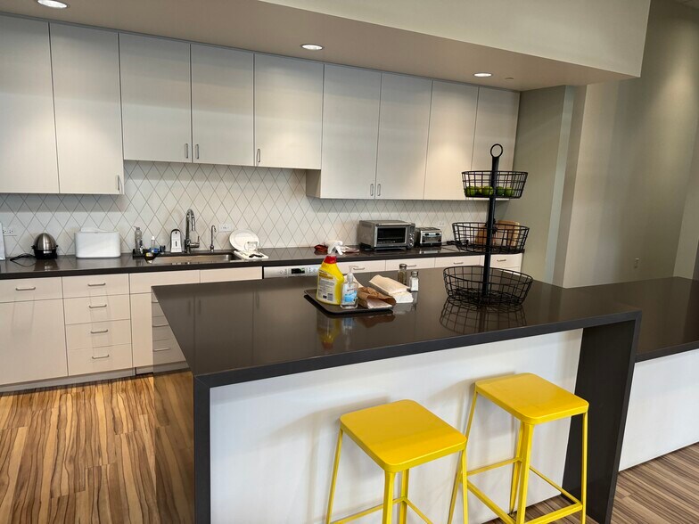 More Photos Of 185 N Wolfe Rd, Sunnyvale Research And Development For Lease