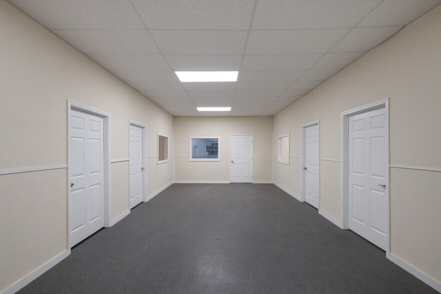 More Photos Of 3028 Mercury Rd, Jacksonville Warehouse For Lease