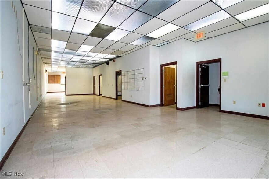 More Photos Of 390 E Wood St, Shreve Flex For Sale