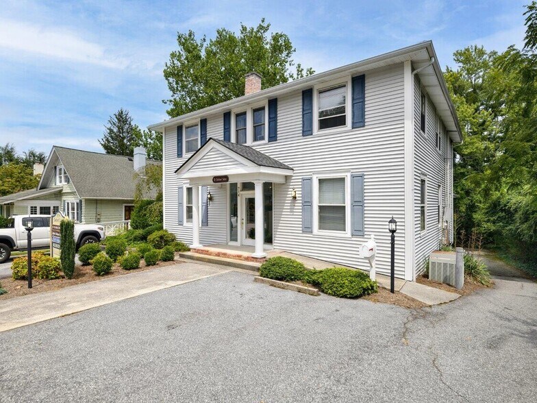 Primary Photo Of 714 Oakland St, Hendersonville Coworking Space