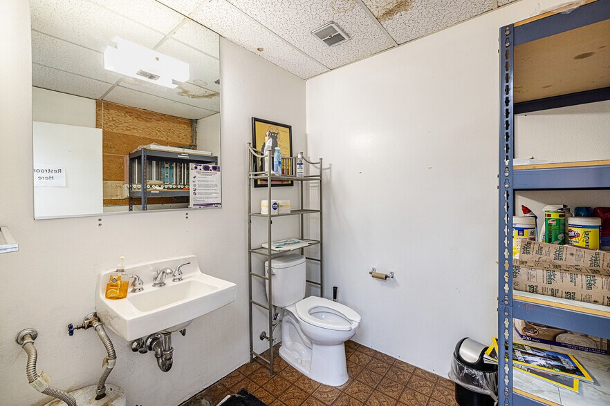 More Photos Of 26055 Bouquet Canyon Rd, Santa Clarita Veterinarian Kennel For Sale