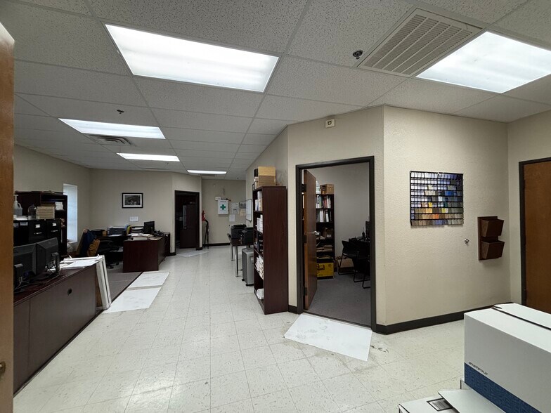 More Photos Of 2690 Old Alton Rd, Denton Warehouse For Lease