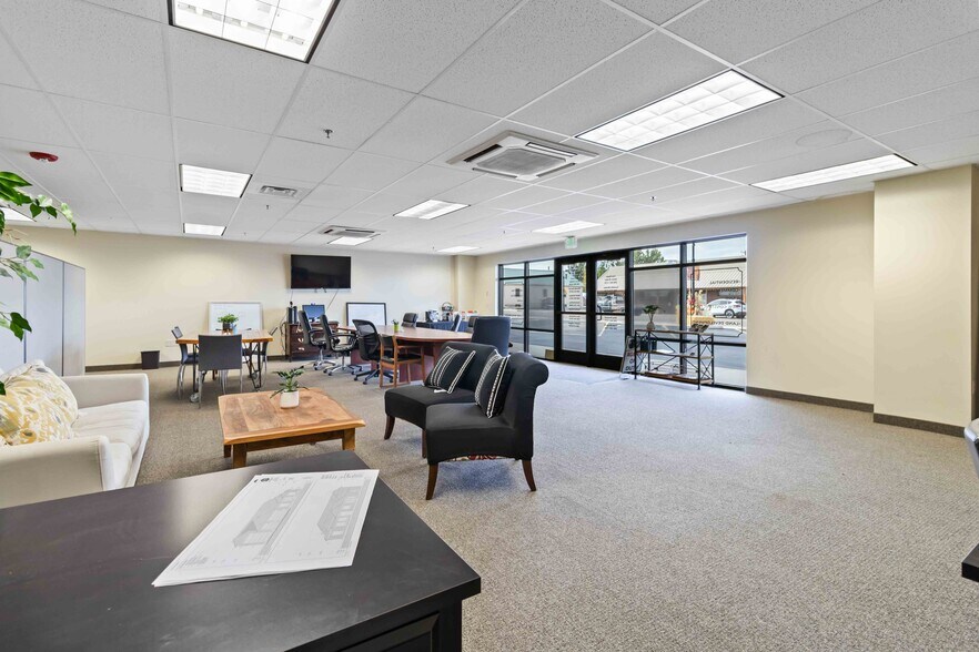 More Photos Of 222 N Plymouth Ave, New Plymouth Showroom For Sale