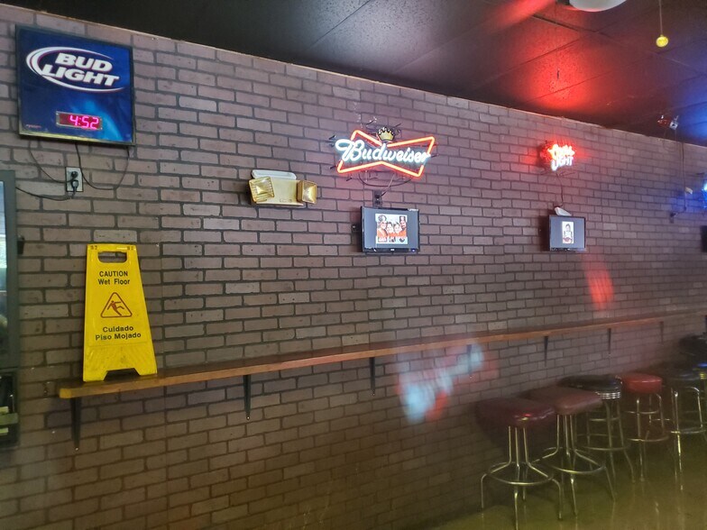 More Photos Of 17650 NW US Highway 19, Fanning Springs Bar For Sale