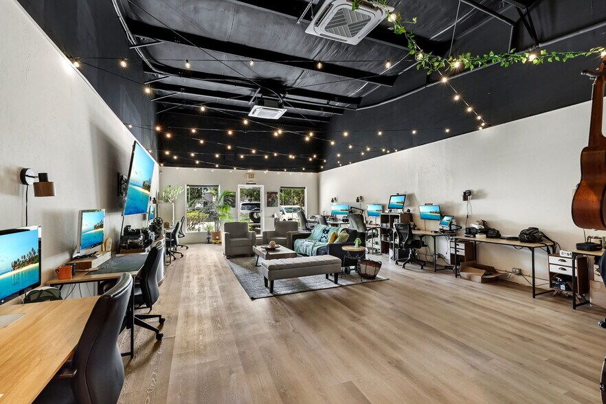More Photos Of 1076 Business Ln, Naples Showroom For Sale