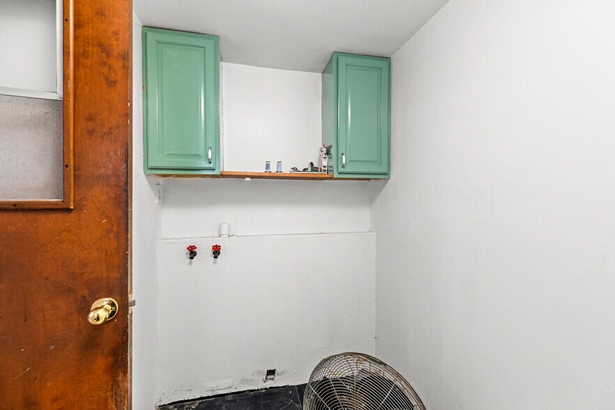 More Photos Of 805 N Magnolia Ave, Luling Flex For Sale