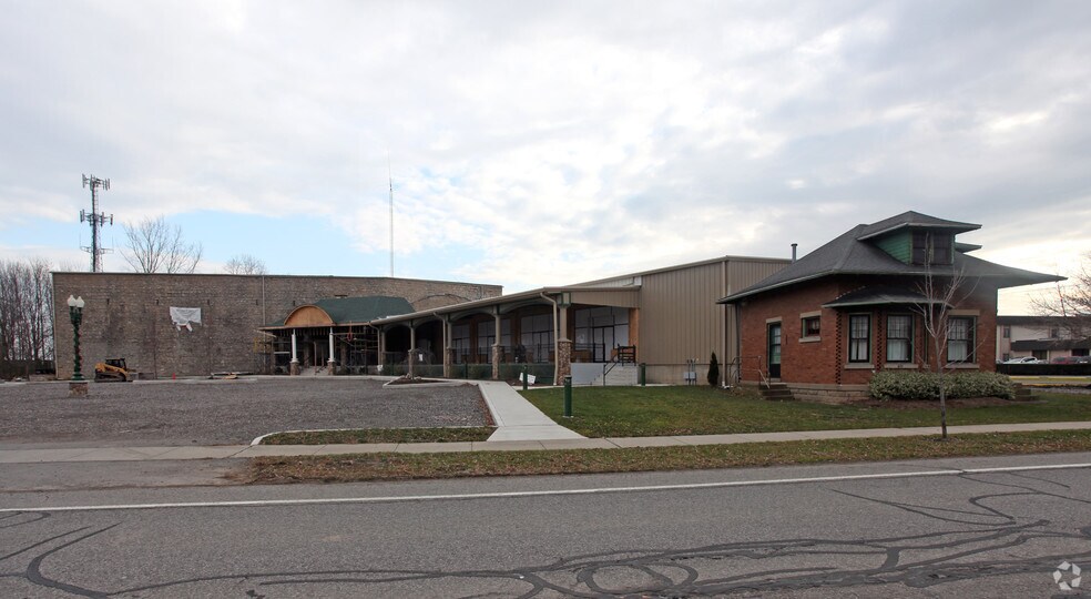 Primary Photo Of 638 Lake St, Wilson Freestanding For Sale
