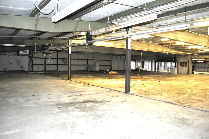 More Photos Of 1501 S Blue Bell Rd, Brenham Warehouse For Sale