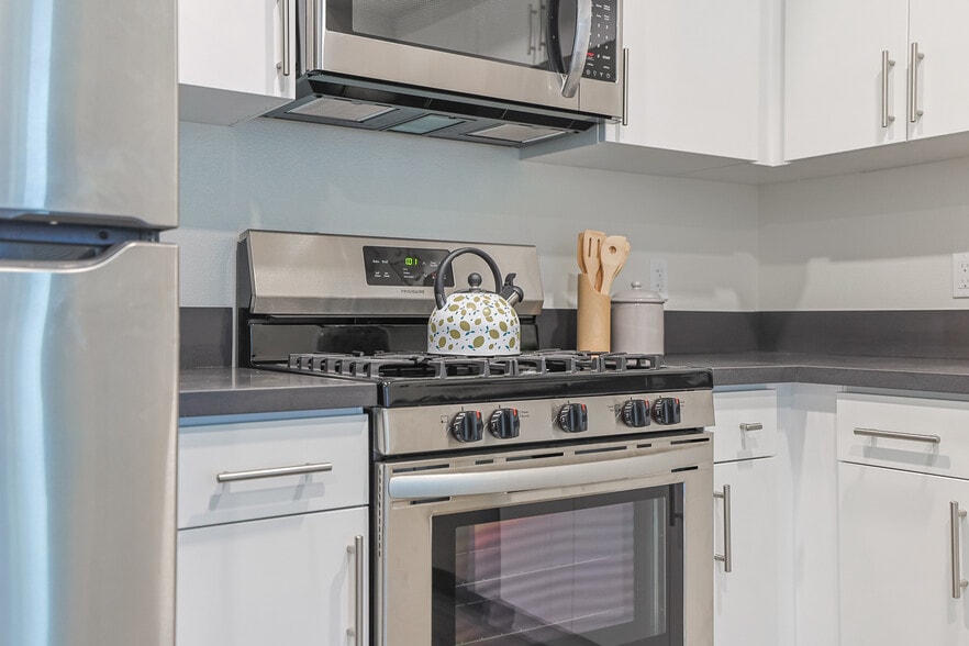 More Photos Of 10555 Bloomfield St, Toluca Lake Apartments For Sale