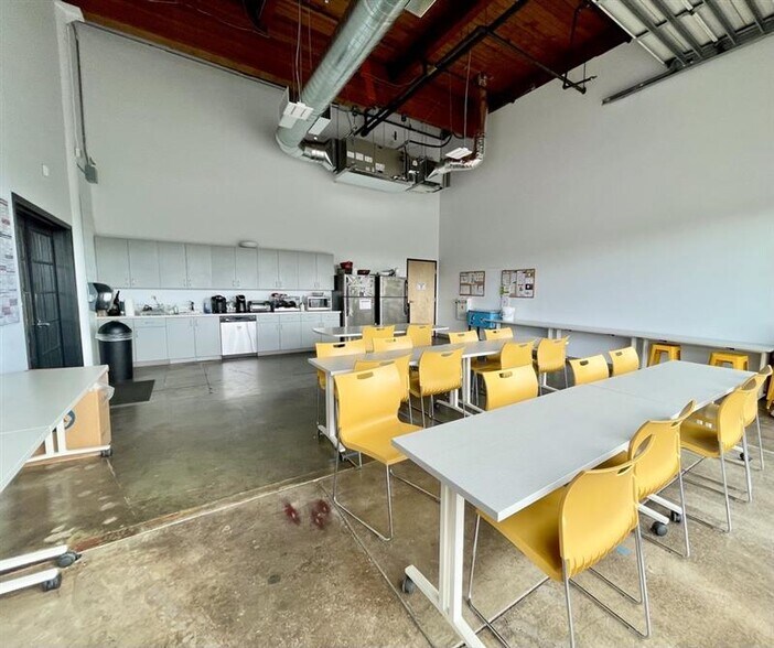 More Photos Of 9592 SE Main St, Milwaukie Warehouse For Lease